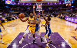 NBA篮球比赛实时直播画面，湖人队与勇士队激烈对抗